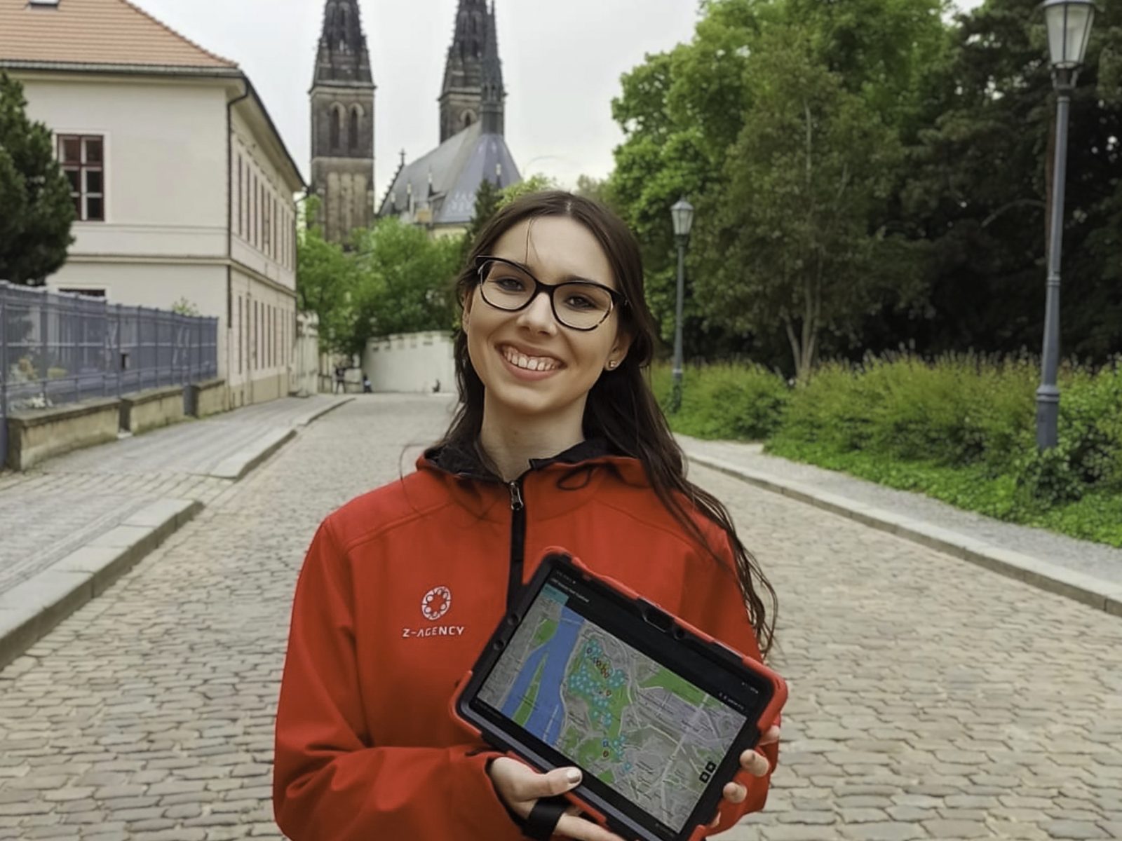 Játékvezető tablettel a Vyšehradon, mögötte a Szent Péter és Pál-bazilika